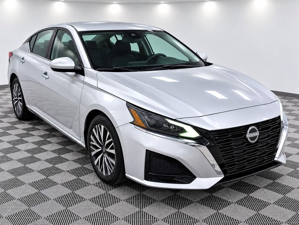 Nissan Altima photo 2