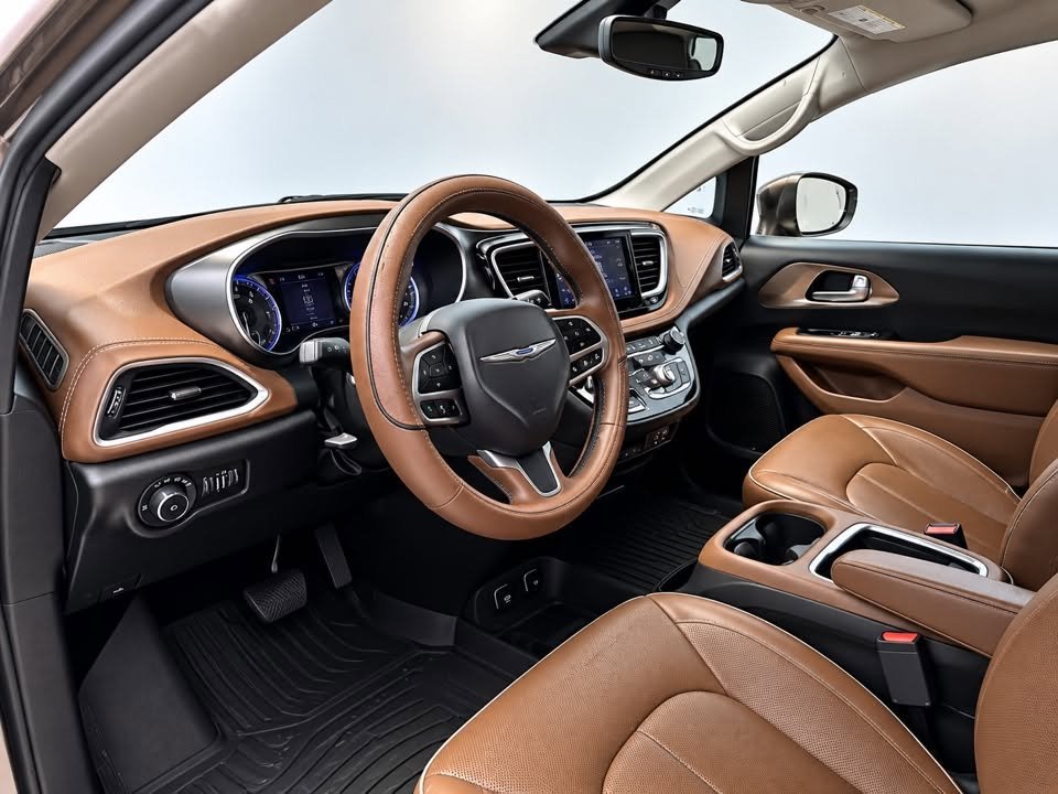 Chrysler Pacifica photo 3