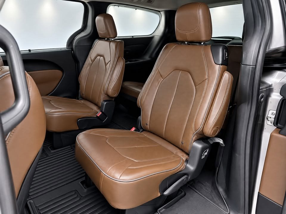 Chrysler Pacifica photo 4