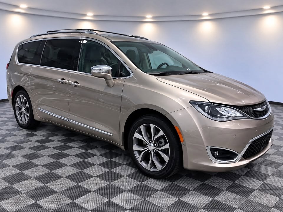 Chrysler Pacifica photo 2