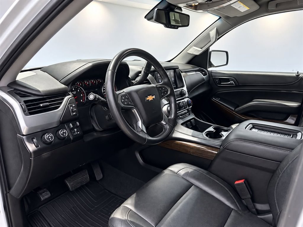 Chevrolet Suburban photo 3