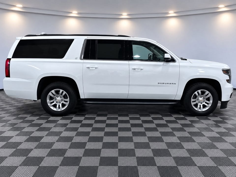 Chevrolet Suburban photo 2
